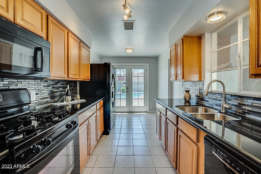 543 West 19th Street Tempe, AZ 85282 - Photo 4 of 21 06-KITCHEN