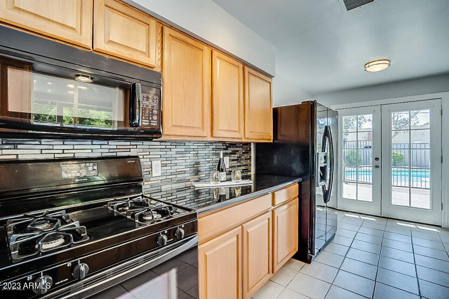543 West 19th Street Tempe, AZ 85282 - Photo 5 of 21 07-KITCHEN