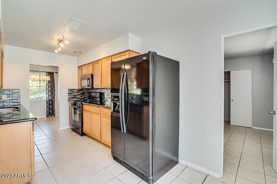 543 West 19th Street Tempe, AZ 85282 - Photo 6 of 21 08-KITCHEN