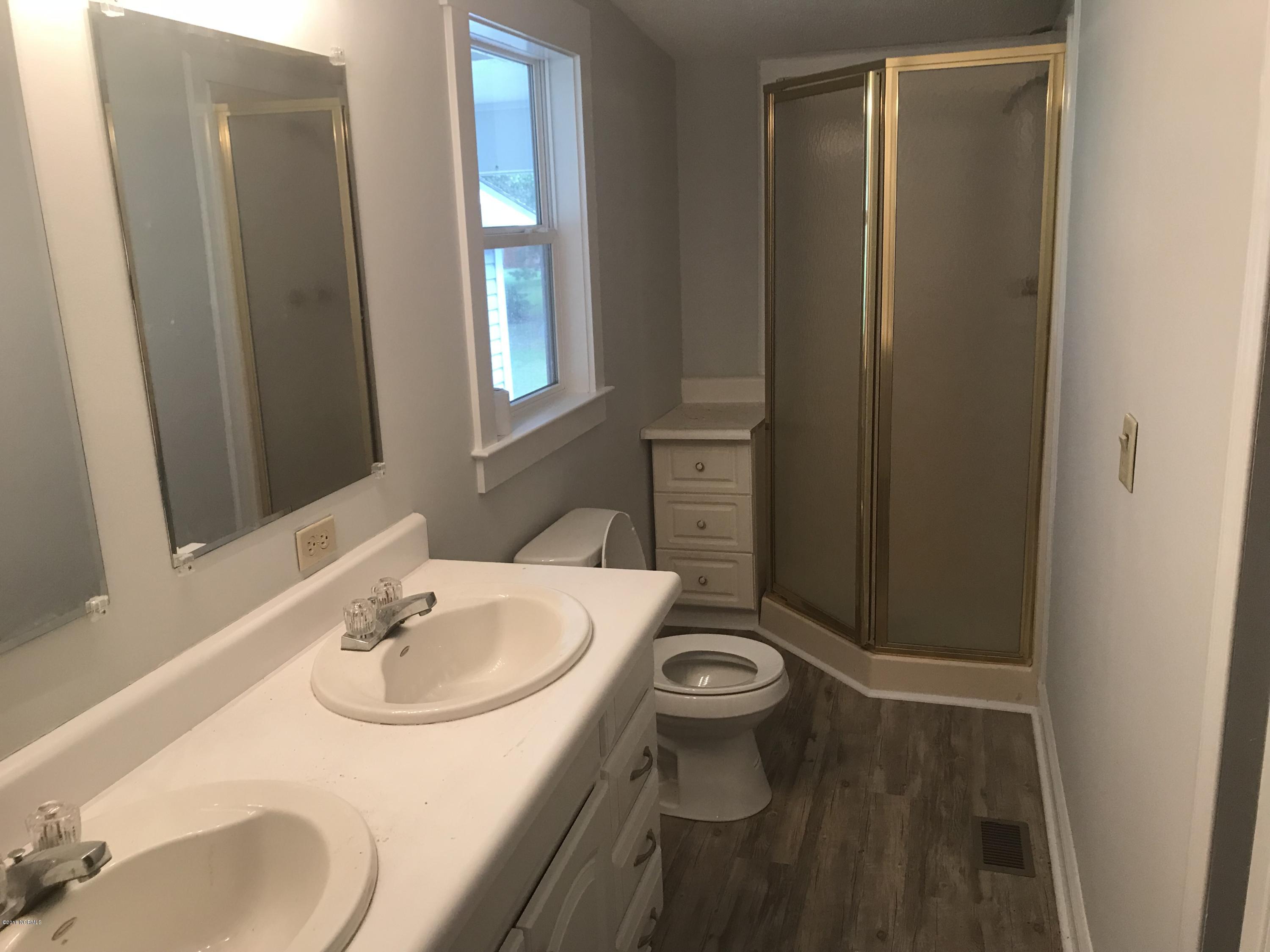 200 Susans Drive Hampstead, NC 28443 - Photo 10 of 13 Master Bathroom