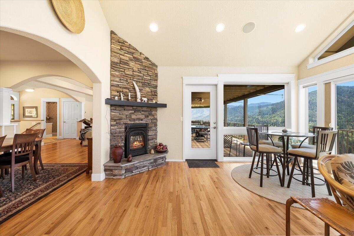 3344 Pearce Park Road Grants Pass, OR 97526 - Photo 19 of 65 Solarium has gas log fireplace and door to the straight ahead goes out to covered deck.