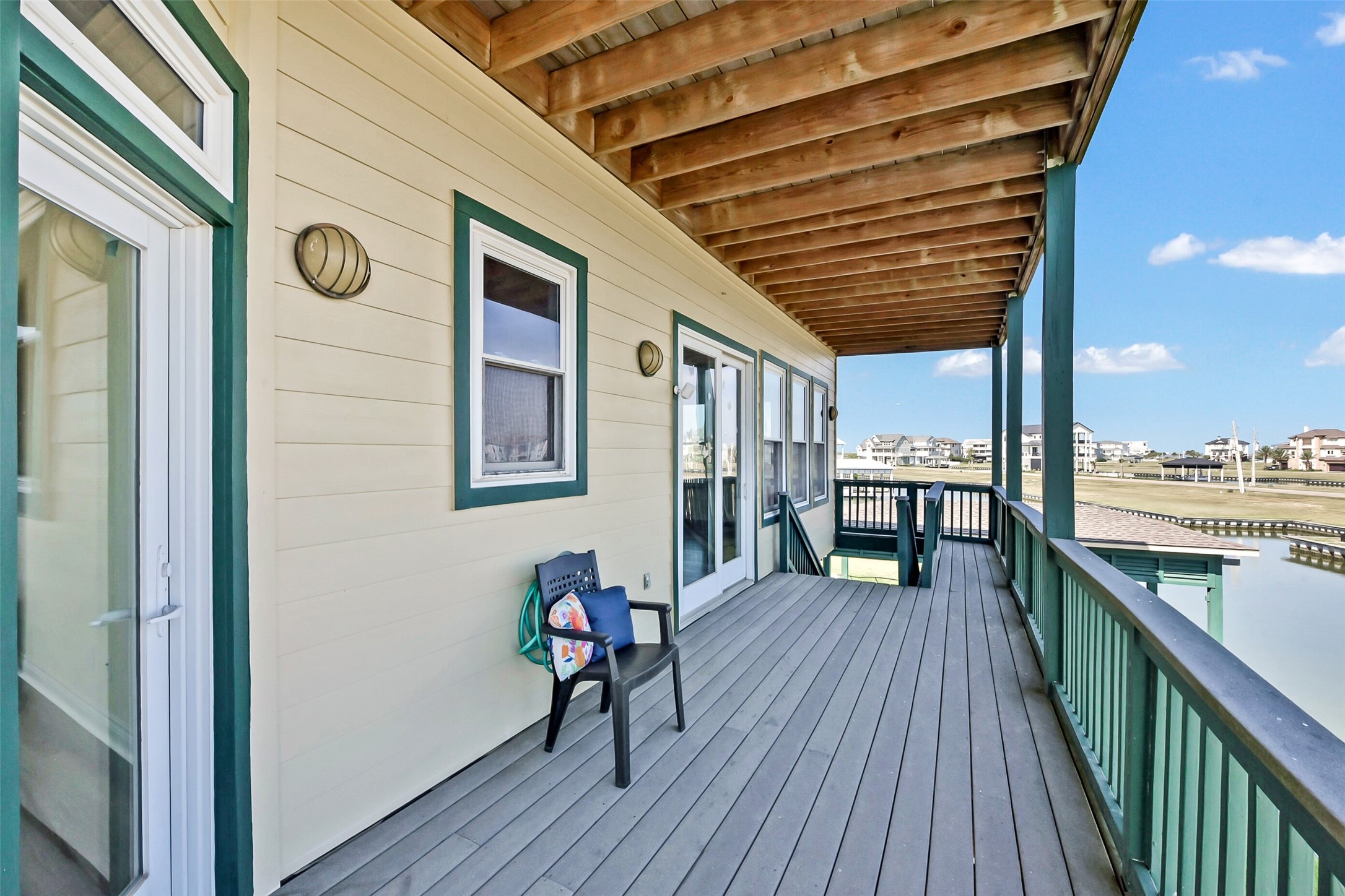 1 Loggerhead Hitchcock, TX 77563 - Photo 24 of 50 a view of a balcony with furniture and wooden floor