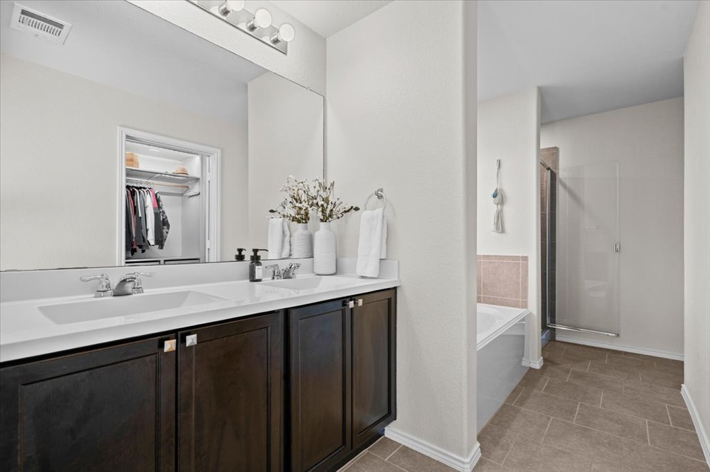 3901 Alpine Autumn Drive Austin, TX 78744 - Photo 17 of 30 Primary bath