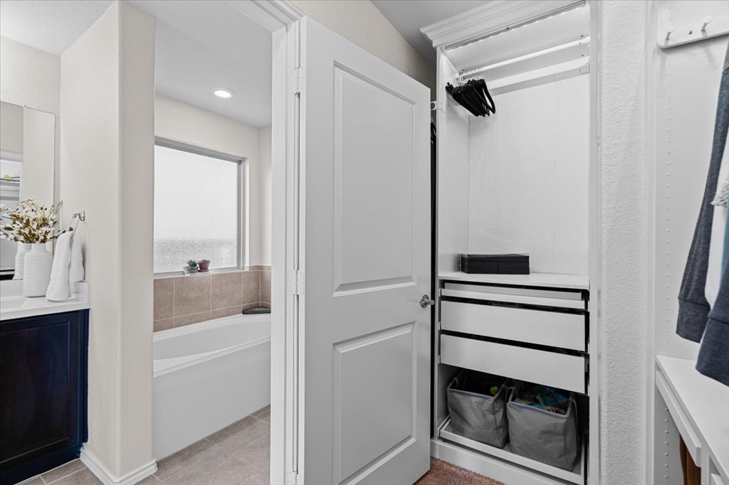 3901 Alpine Autumn Drive Austin, TX 78744 - Photo 19 of 30 Closet System