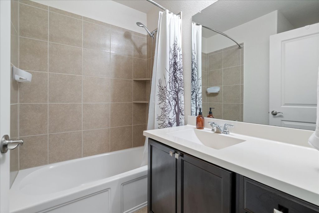 3901 Alpine Autumn Drive Austin, TX 78744 - Photo 23 of 30 Hall bath