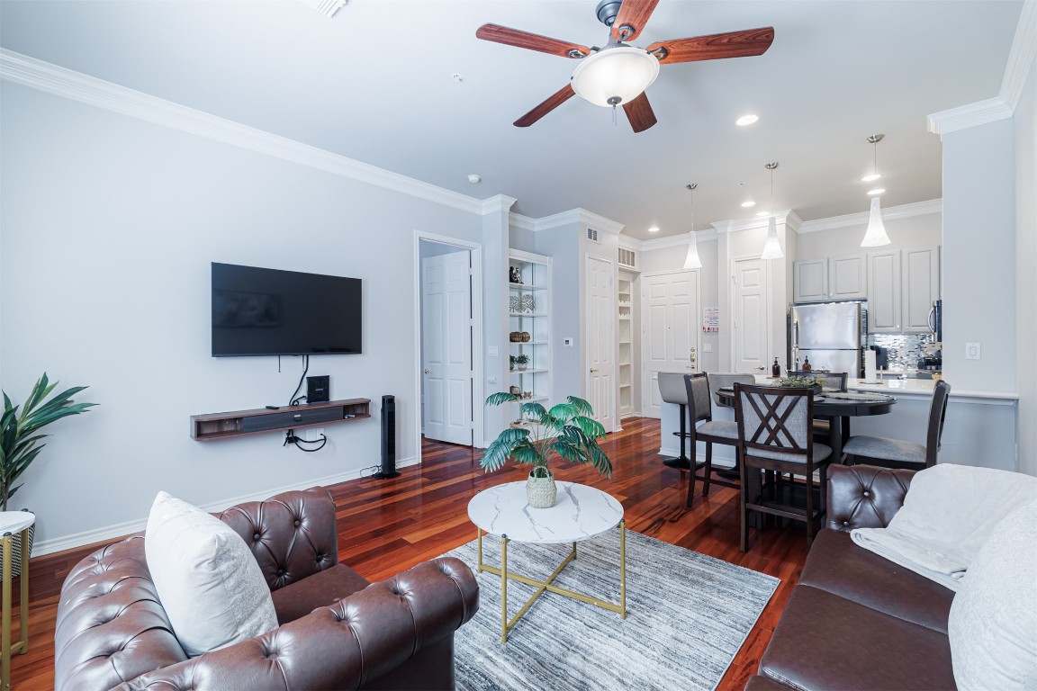 2400 McCue Road, Unit 112 Houston, TX 77056 - Photo 6 of 24 a living room with furniture kitchen view and a flat screen tv