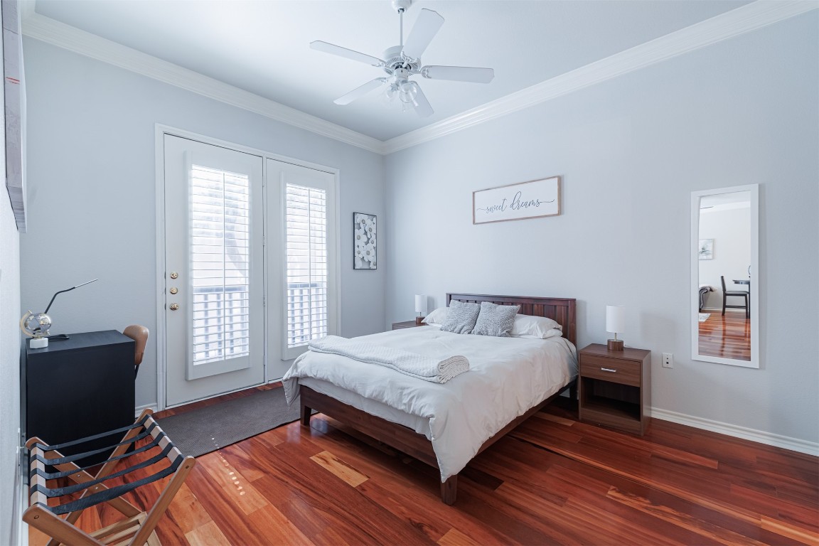 2400 McCue Road, Unit 112 Houston, TX 77056 - Photo 7 of 24 a bedroom with a bed and a desk