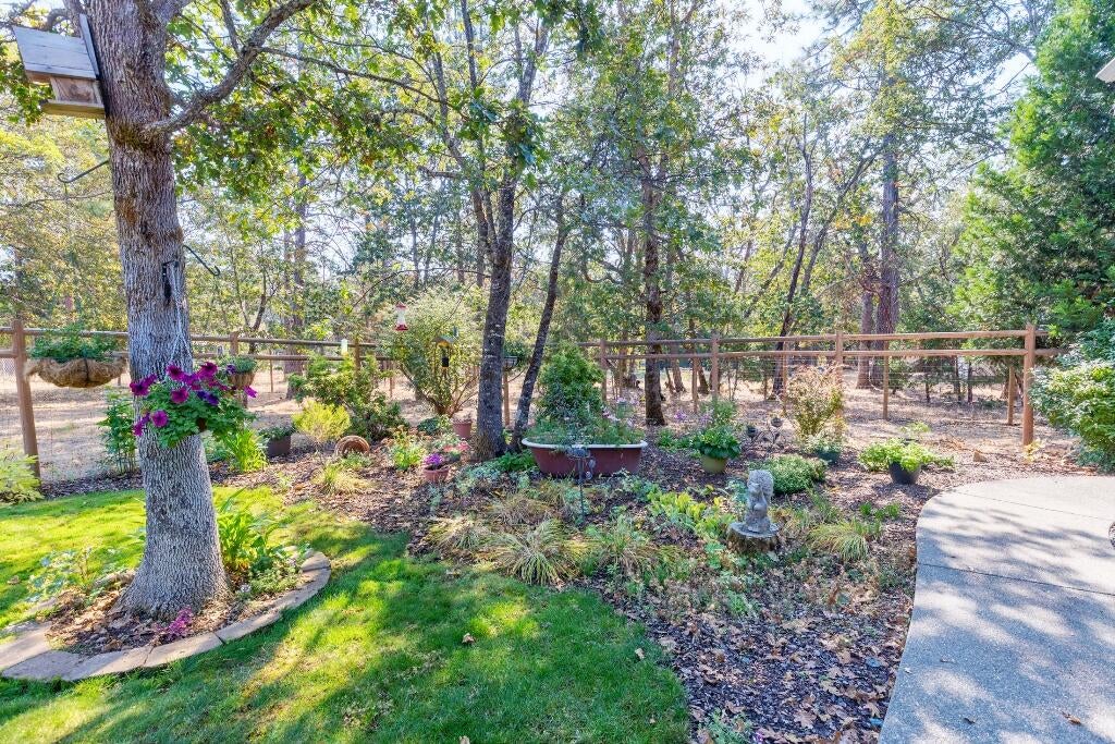 745 Eric Loop Grants Pass, OR 97526 - Photo 27 of 46 j4_back-yard_745-Eric-Loop