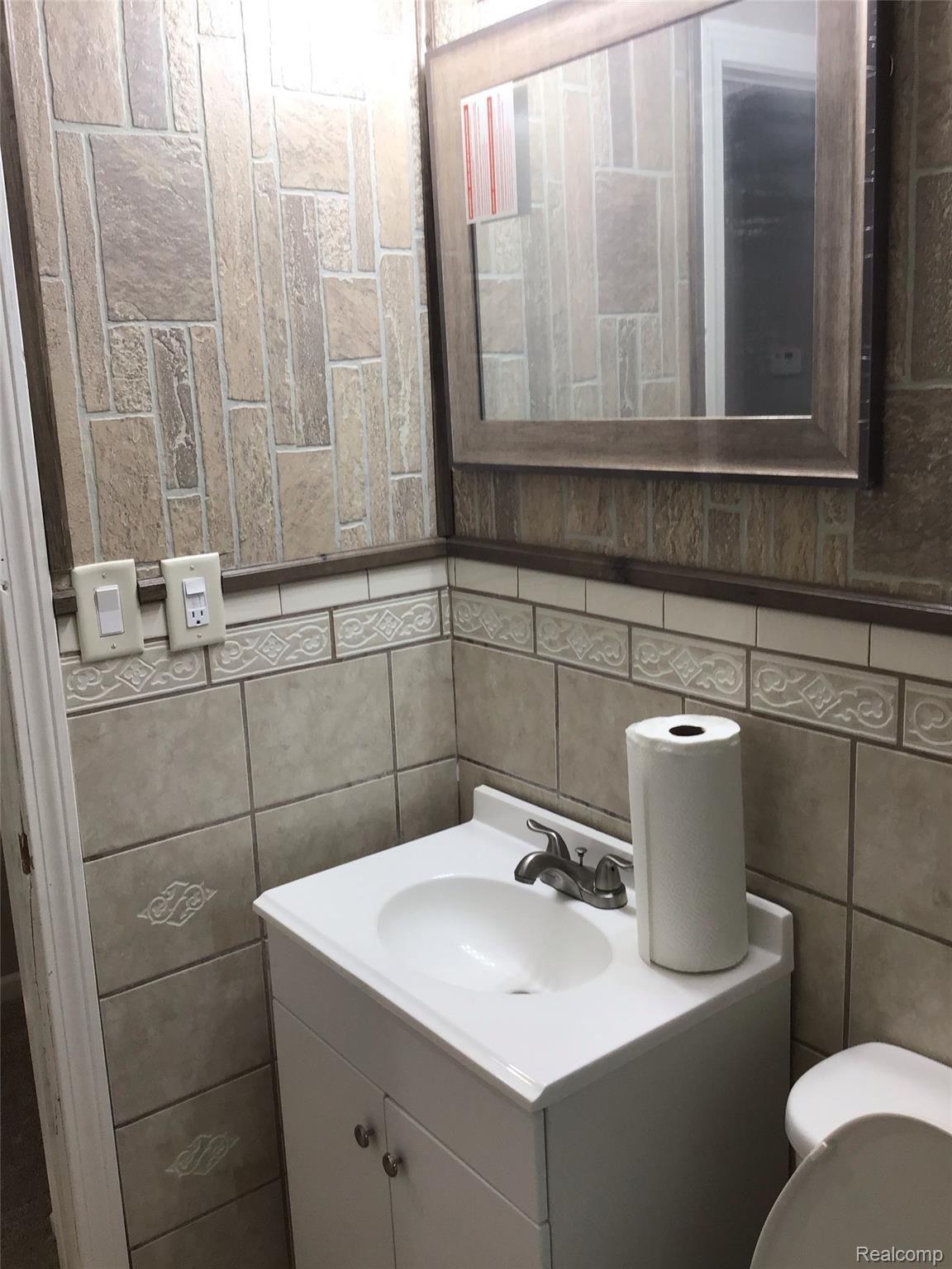 24465 Berg Road Southfield, MI 48033 - Photo 13 of 22 New main bath 2.jpg