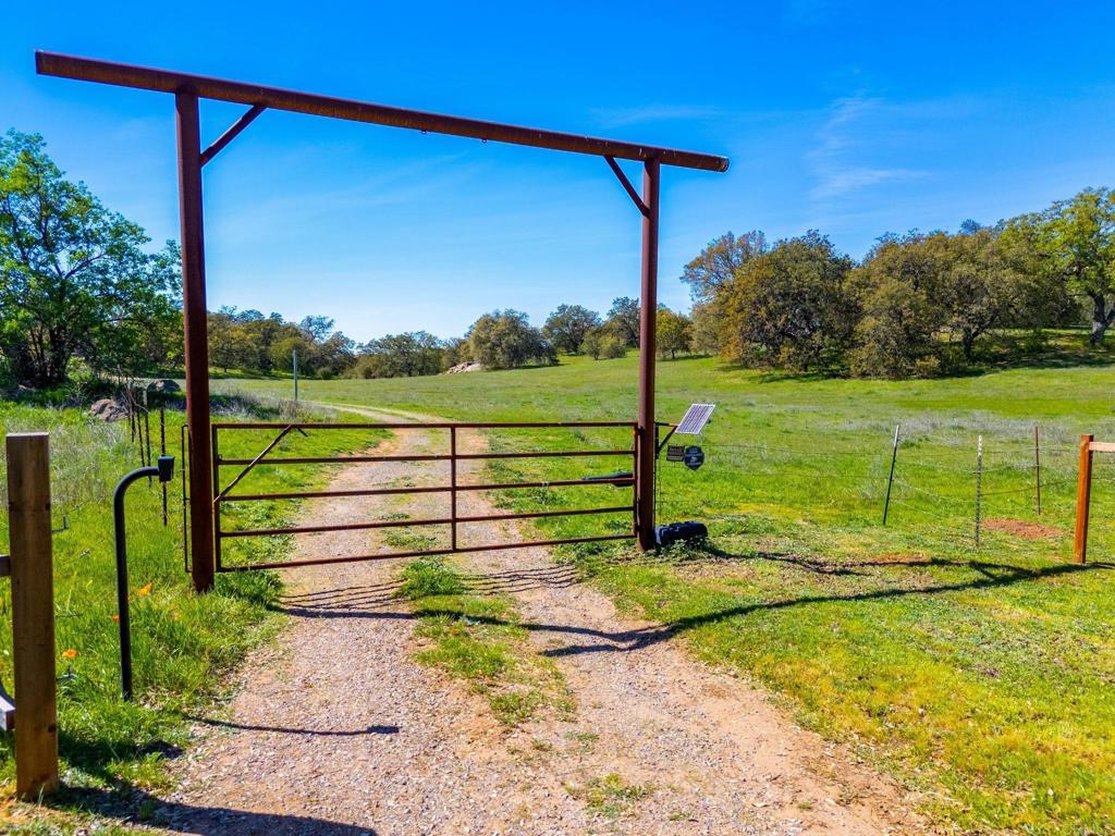 25258 Black Canyon Road Santa Ysabel, CA 92070 - Photo 67 of 71 a view of a park with iron fence