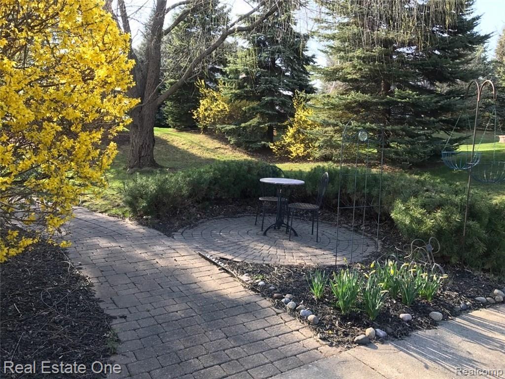 3990 Kaeleaf Road Lake Orion, MI 48360 - Photo 3 of 26