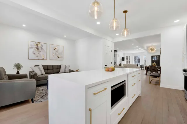 $1,395,000 | 1910 West George Street, Chicago, IL 60657