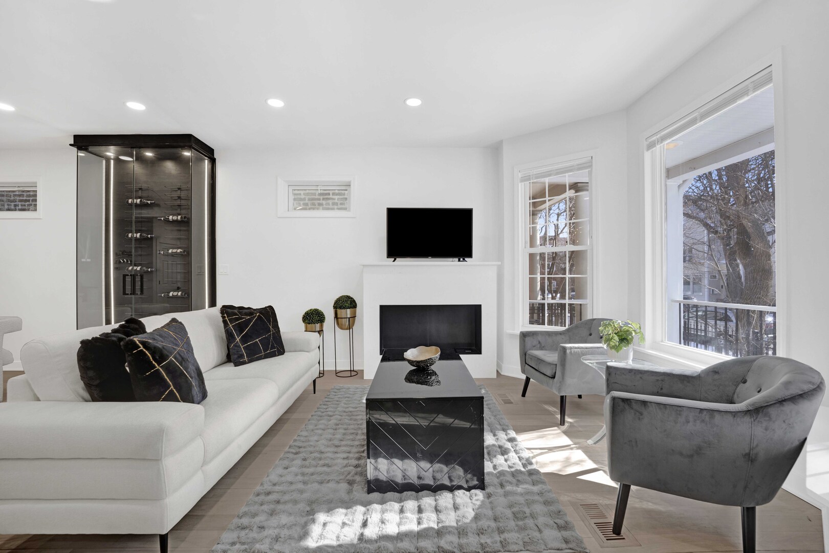 1910 West George Street Chicago, IL 60657 - Photo 2 of 45