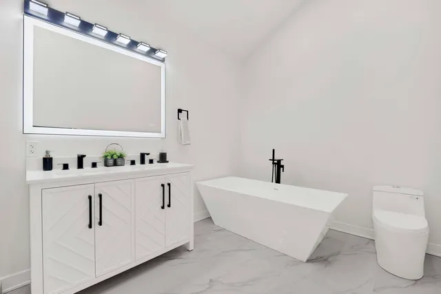 $1,395,000 | 1910 West George Street, Chicago, IL 60657