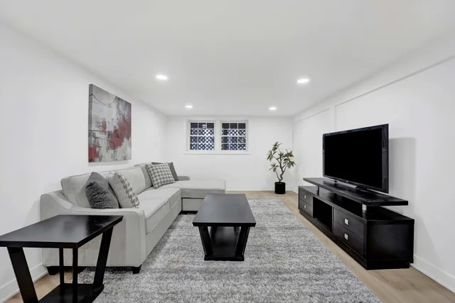 $1,395,000 | 1910 West George Street, Chicago, IL 60657