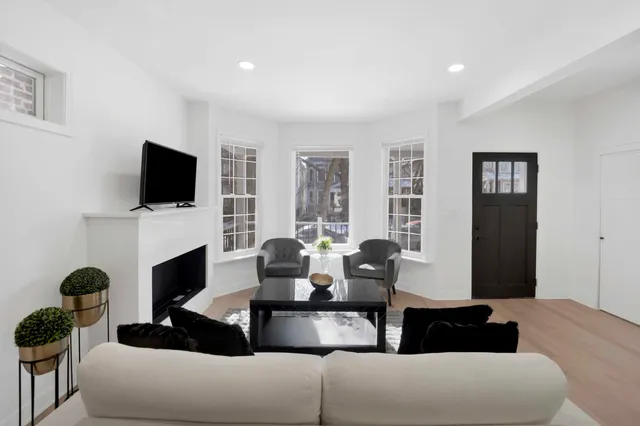 $1,395,000 | 1910 West George Street, Chicago, IL 60657