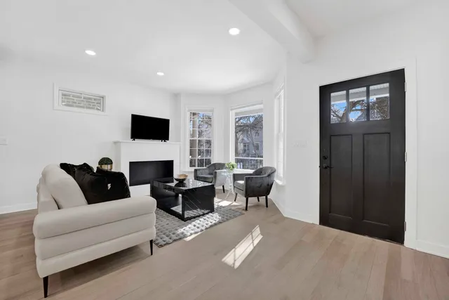 $1,395,000 | 1910 West George Street, Chicago, IL 60657