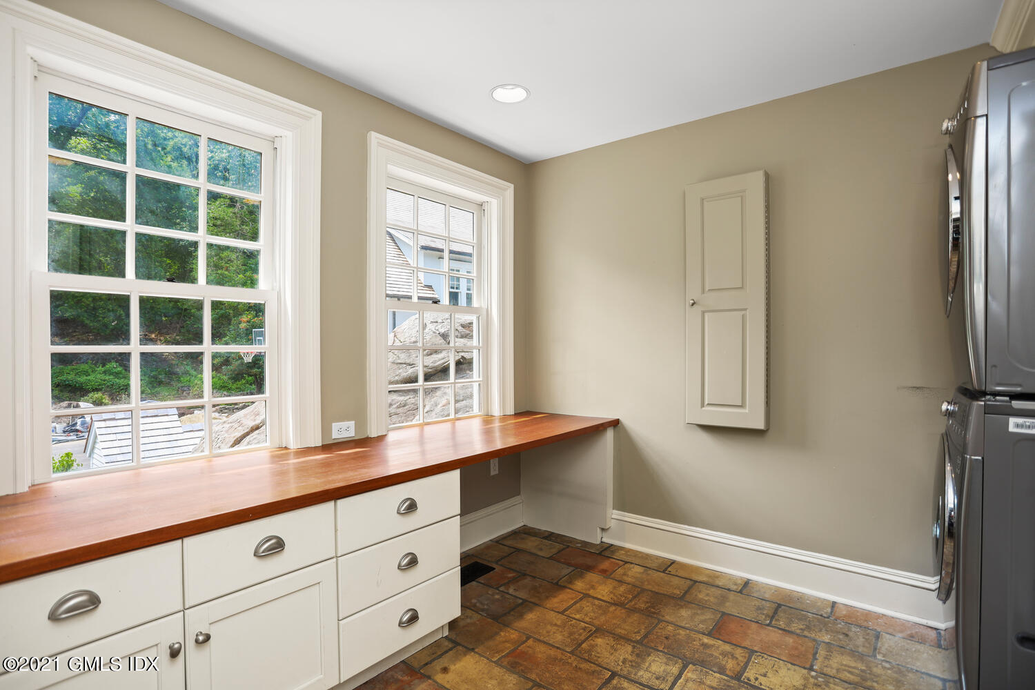 175 Cat Rock Road Cos Cob, CT 06807 - Photo 19 of 72 175 Cat Rock Rd Cos Cob CT-large-036-027