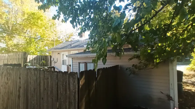 a view of house with a yard