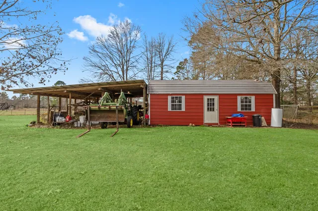 a view of a house with backyard