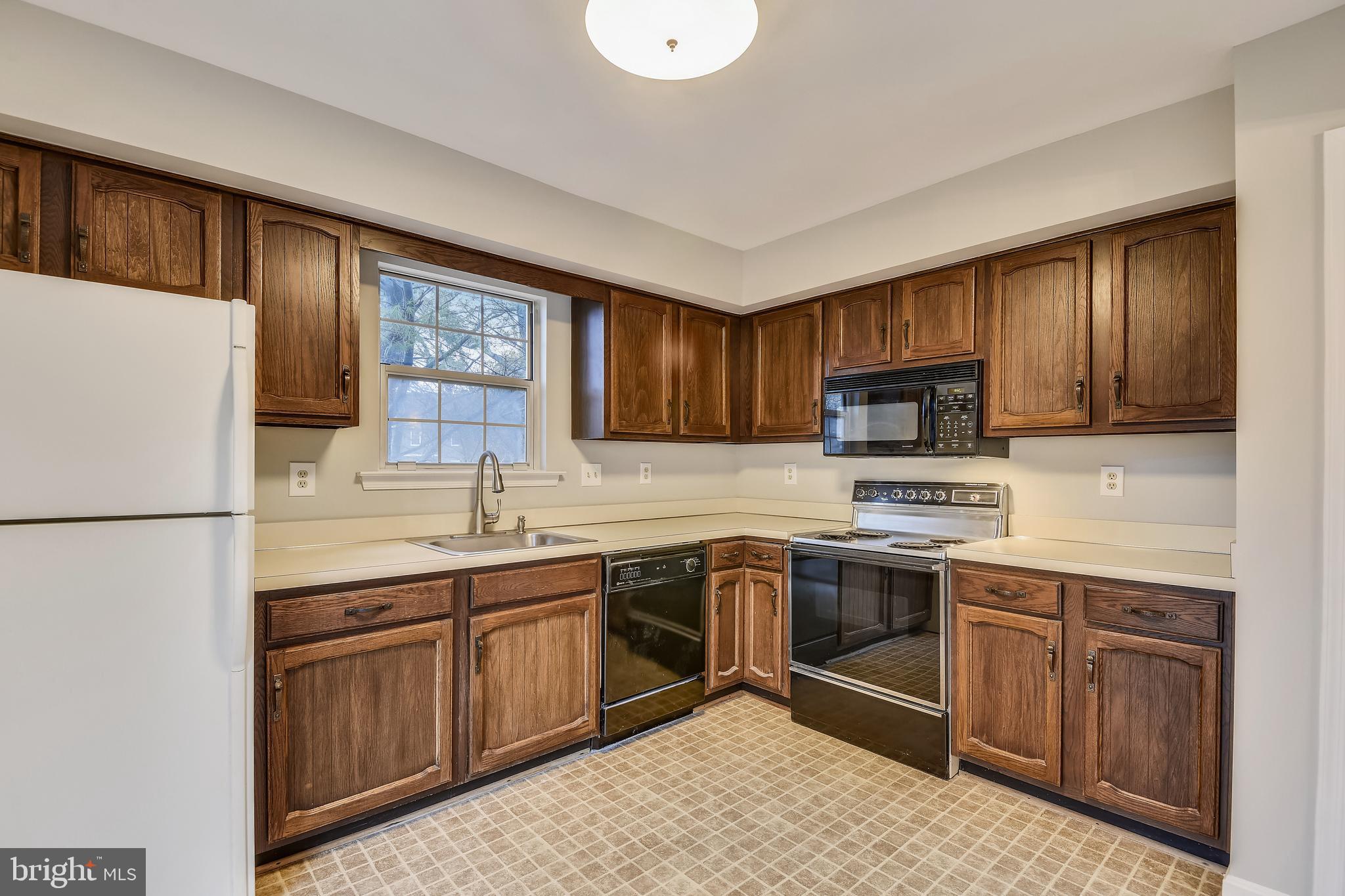 11052 Bishopsgate Court Reston, VA 20194 - Photo 11 of 32 Kitchen