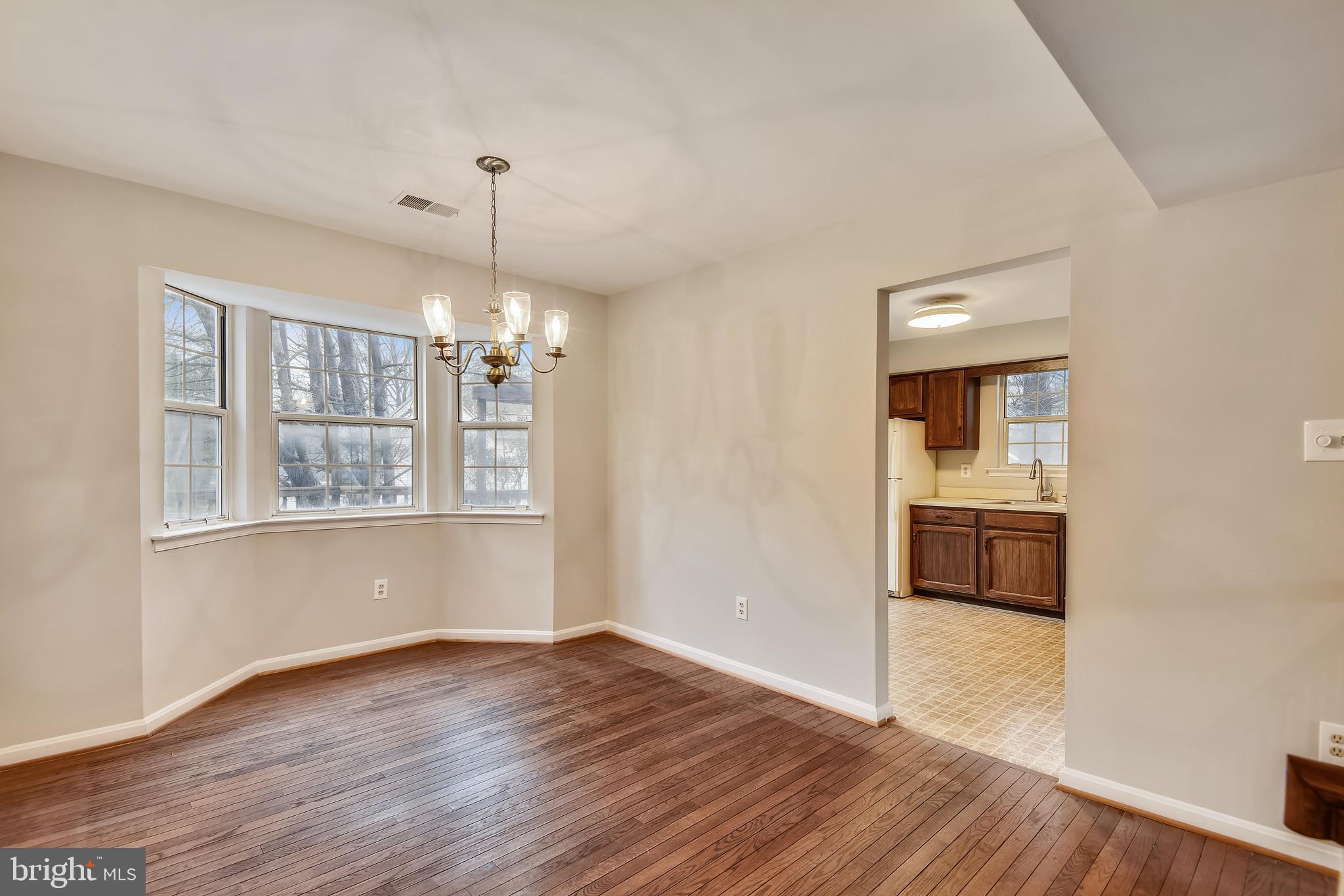 11052 Bishopsgate Court Reston, VA 20194 - Photo 8 of 32 Dining Room with Bay window to Kitchen