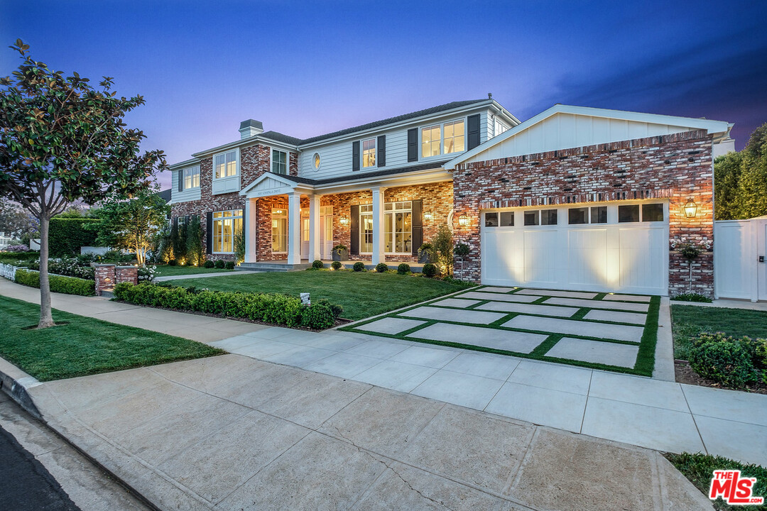 557 Chapala Drive Pacific Palisades, CA 90272 - Photo 2 of 48 a front view of a house with garden