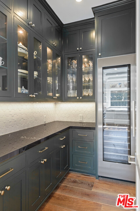 557 Chapala Drive Pacific Palisades, CA 90272 - Photo 13 of 48 a kitchen with granite countertop a oven and cabinets