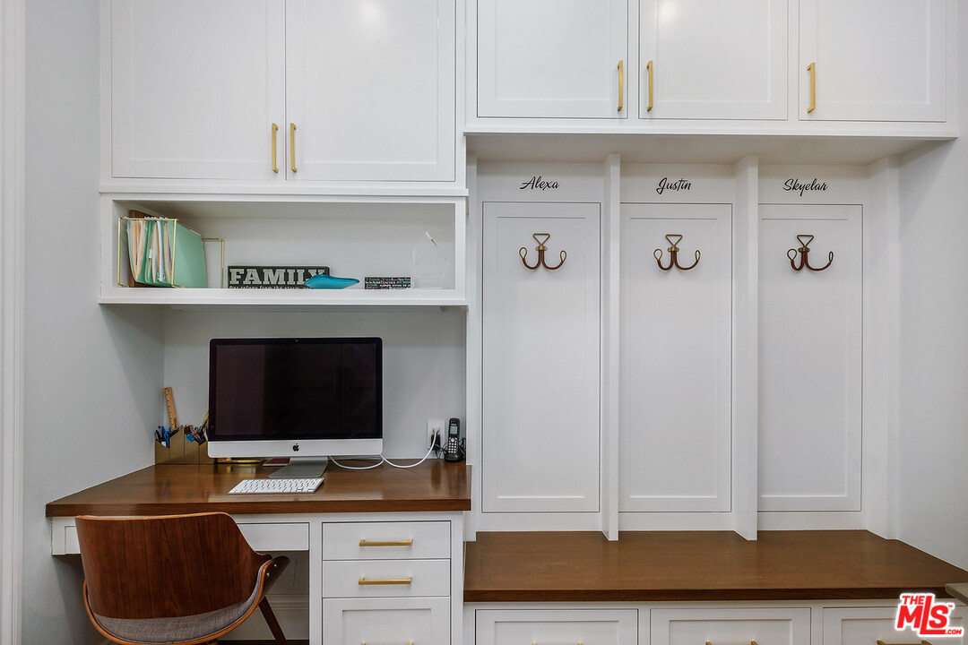 557 Chapala Drive Pacific Palisades, CA 90272 - Photo 14 of 48 a bathroom with a sink and a mirror