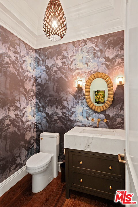 557 Chapala Drive Pacific Palisades, CA 90272 - Photo 23 of 48 a bathroom with a toilet and a sink