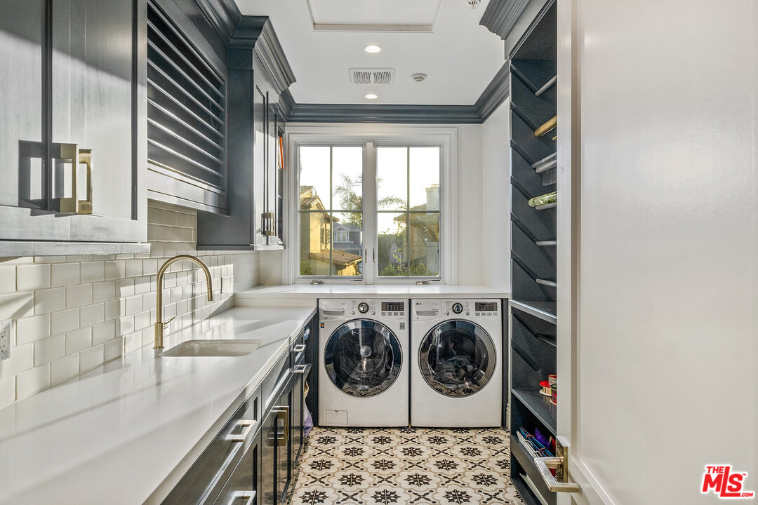 557 Chapala Drive Pacific Palisades, CA 90272 - Photo 43 of 48 a utility room with dryer and washer