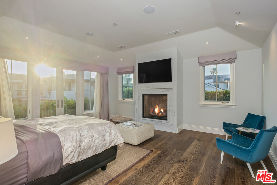 557 Chapala Drive Pacific Palisades, CA 90272 - Photo 44 of 48 a bedroom with a bed and a television