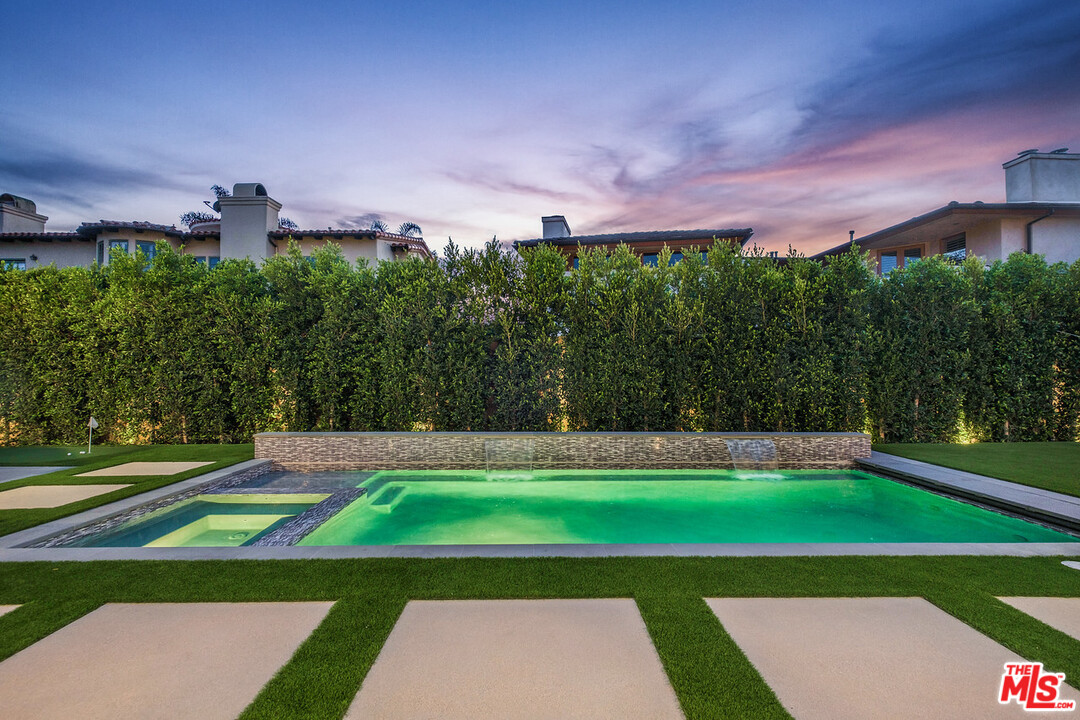 557 Chapala Drive Pacific Palisades, CA 90272 - Photo 45 of 48 a view of a tennis court