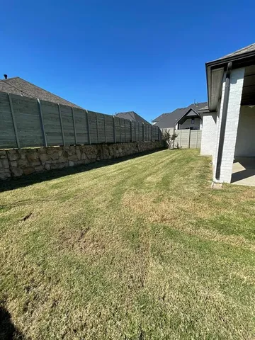 a view of a backyard