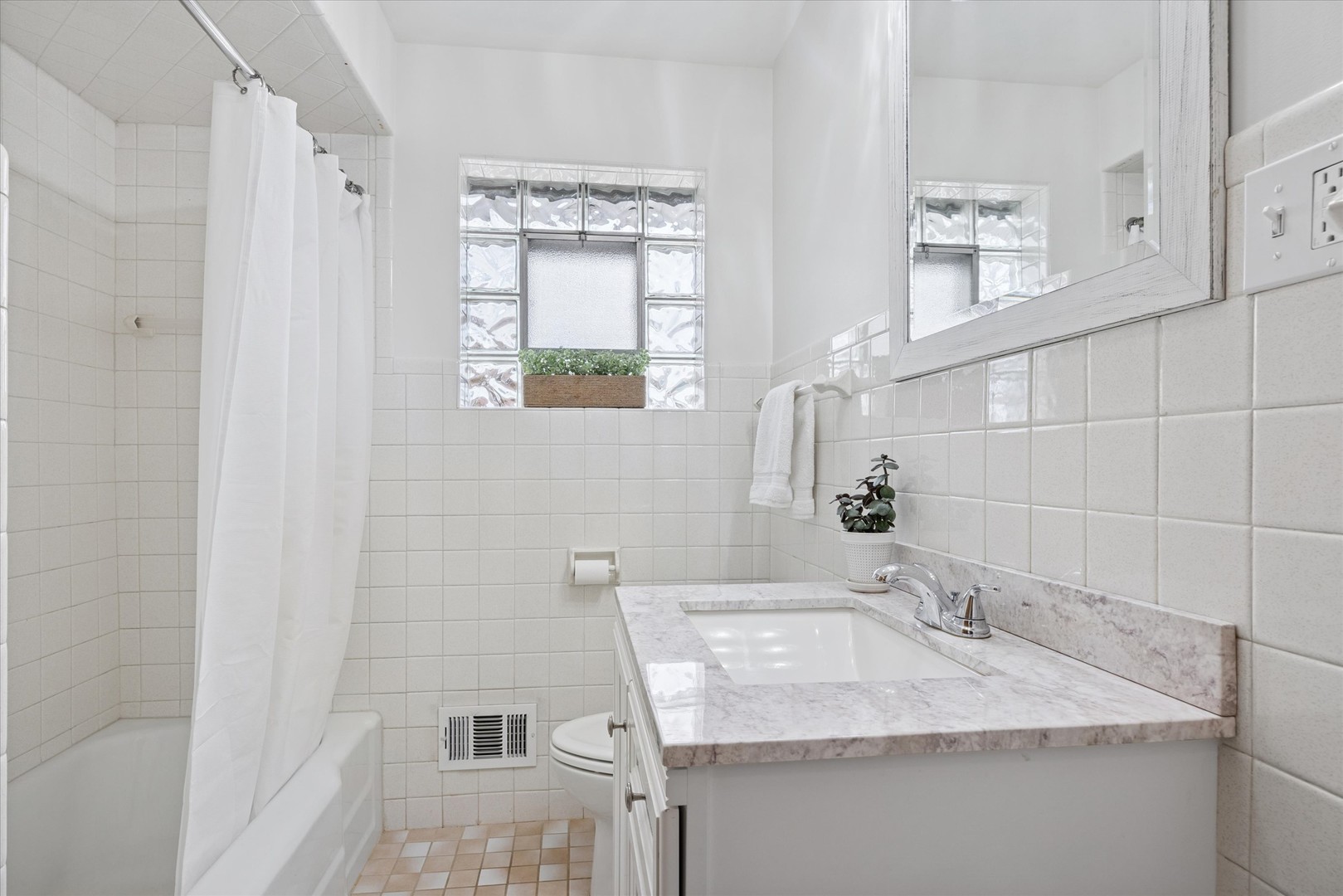 309 Clinton Avenue Elmhurst, IL 60126 - Photo 12 of 33 a bathroom with a sink and a mirror