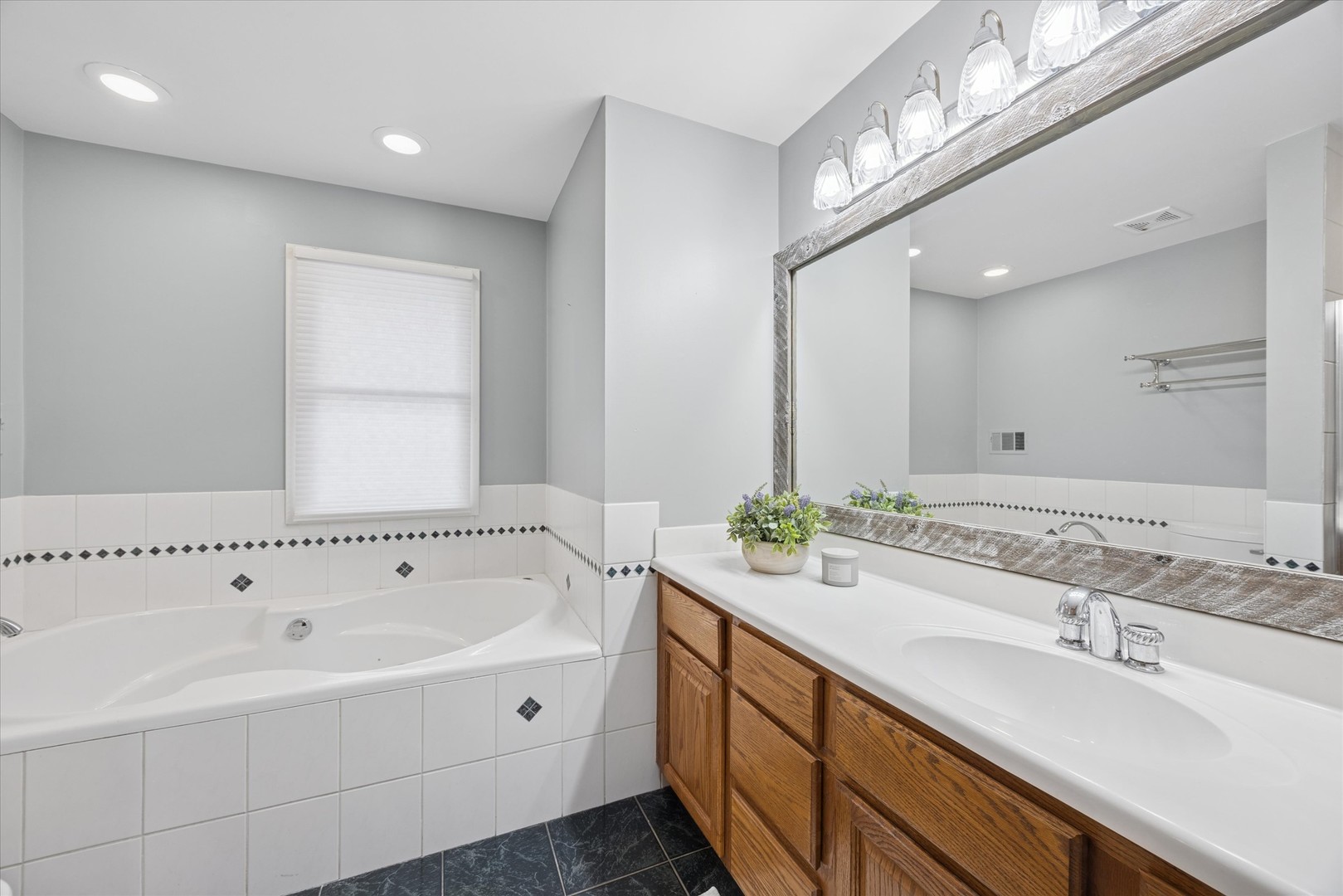 309 Clinton Avenue Elmhurst, IL 60126 - Photo 23 of 33 a bathroom with a bathtub and a sink