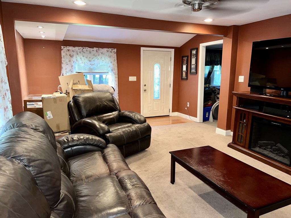 28 Great Woods Road Saugus, MA 01906 - Photo 6 of 19 Gallery Image 6