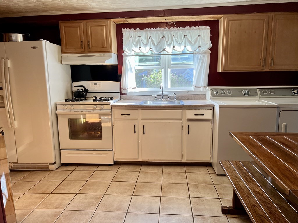 28 Great Woods Road Saugus, MA 01906 - Photo 8 of 19 Gallery Image 8