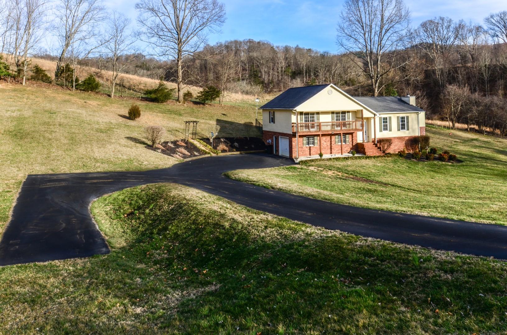 422 Greenbrook Circle Unicoi, TN 37692 - Photo 2 of 33 422 Greenbrook-34