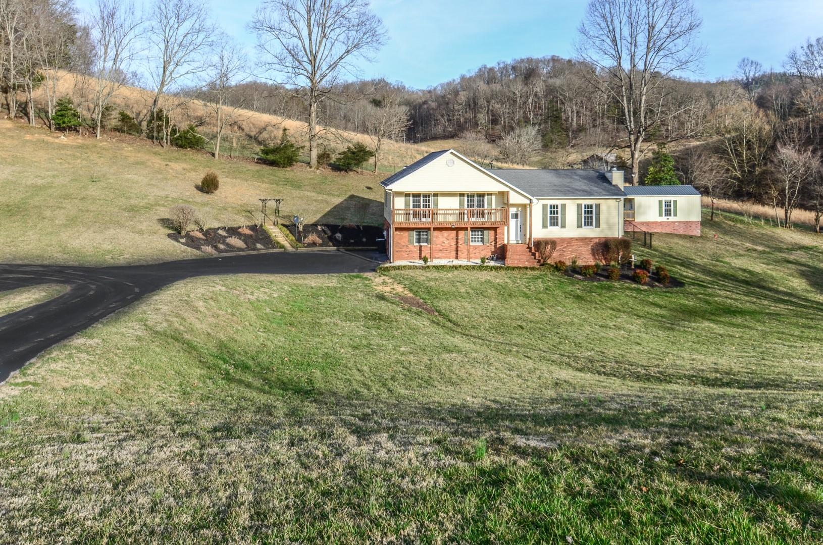 422 Greenbrook Circle Unicoi, TN 37692 - Photo 4 of 33 422 Greenbrook-36