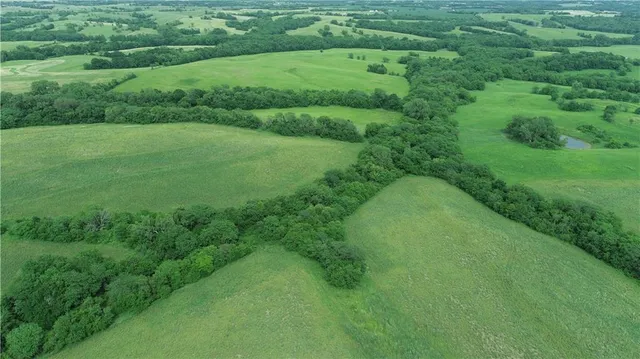 $586,500 | 327th Street, Albany, MO 64402