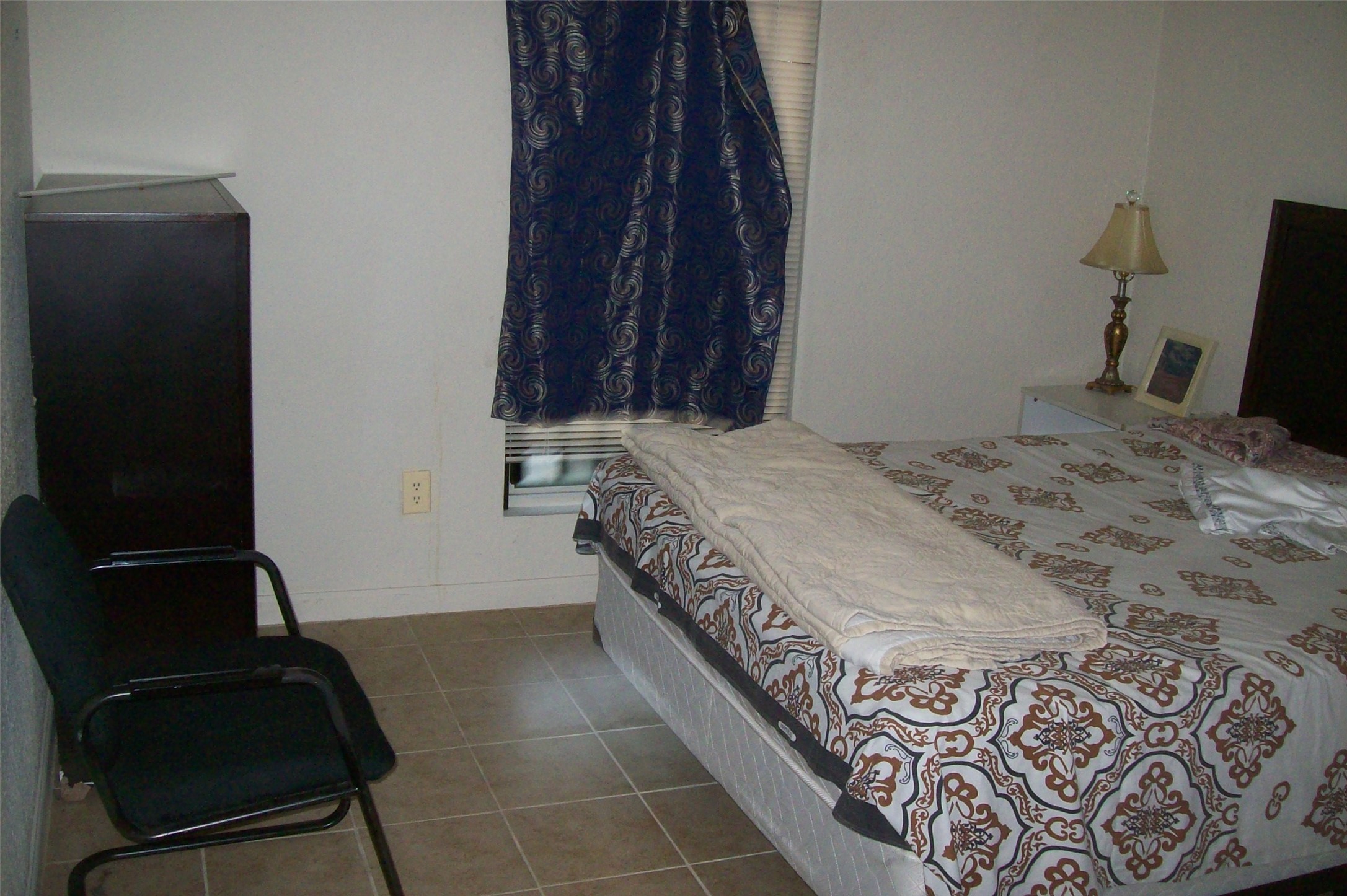 8100 Creekbend Drive, Unit 149 Houston, TX 77071 - Photo 7 of 8 a bedroom with a bed and a mirror