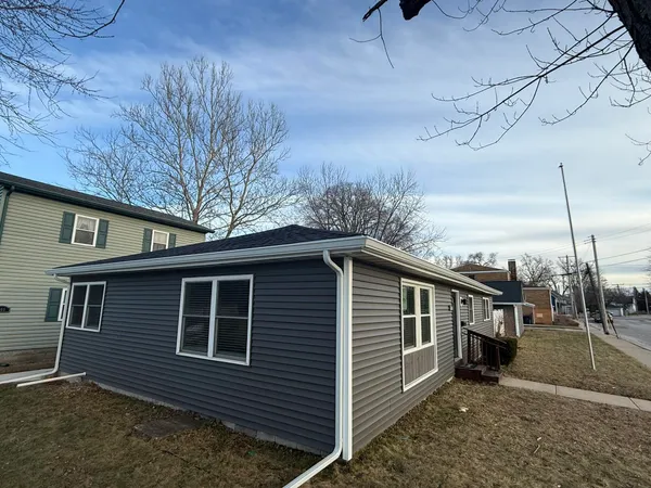 a view of a house with a yard