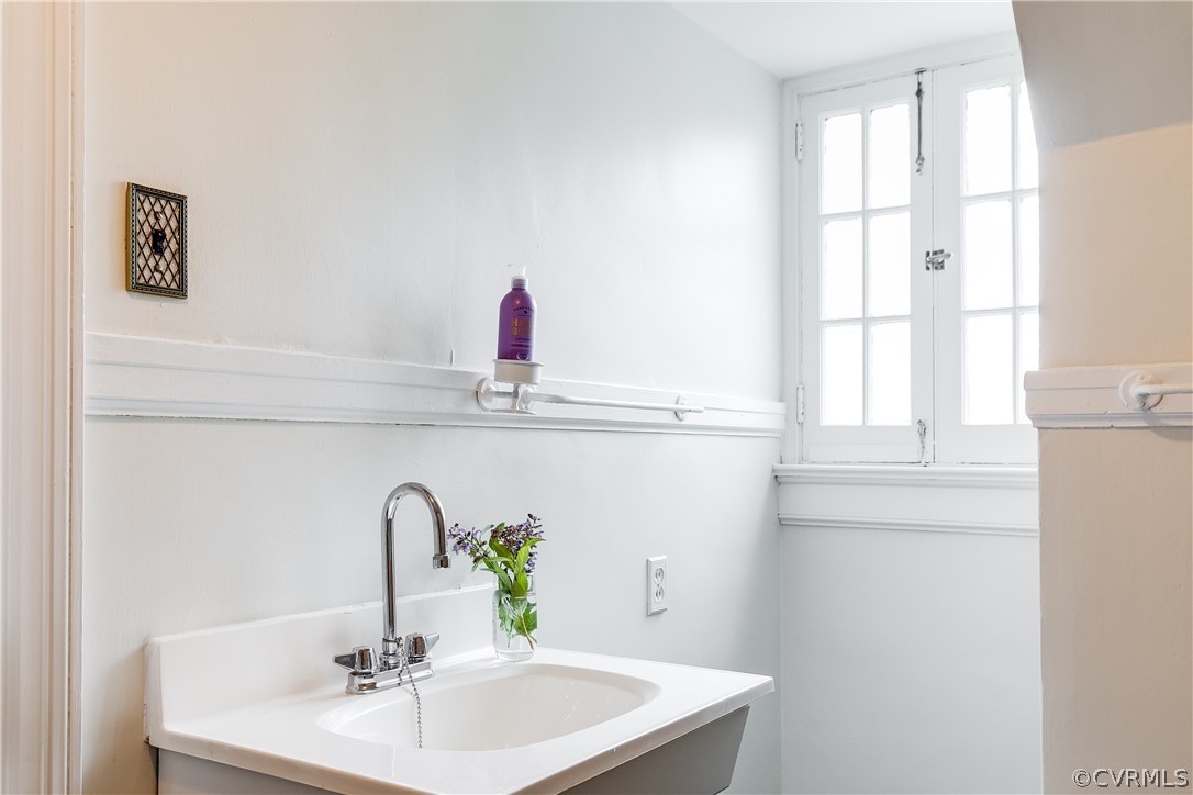 207 Nottingham Road Richmond, VA 23221 - Photo 20 of 49 a bathroom with a sink and a mirror
