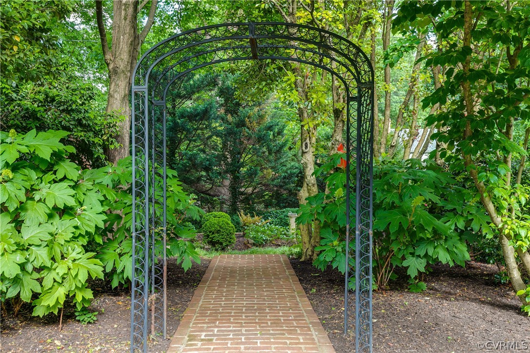 207 Nottingham Road Richmond, VA 23221 - Photo 43 of 49 a view of a pathway both side of yard