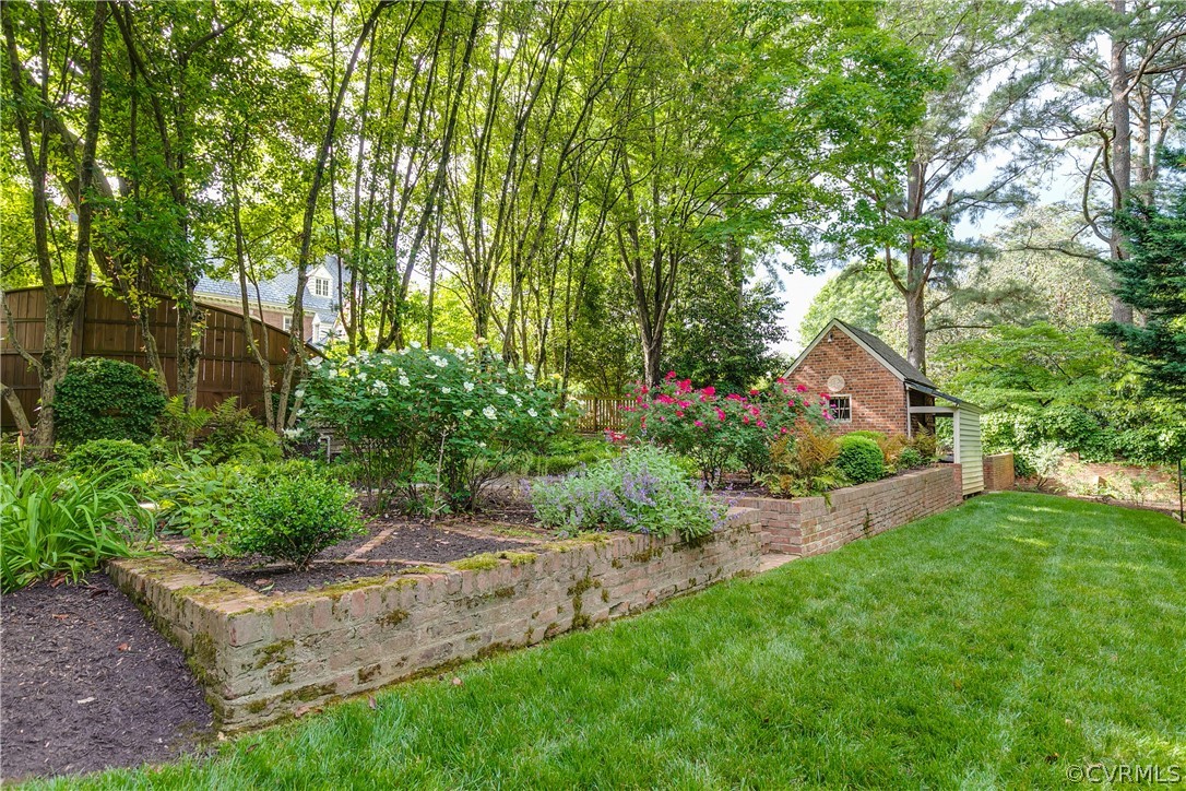 207 Nottingham Road Richmond, VA 23221 - Photo 45 of 49 a view of a garden with plants and large trees
