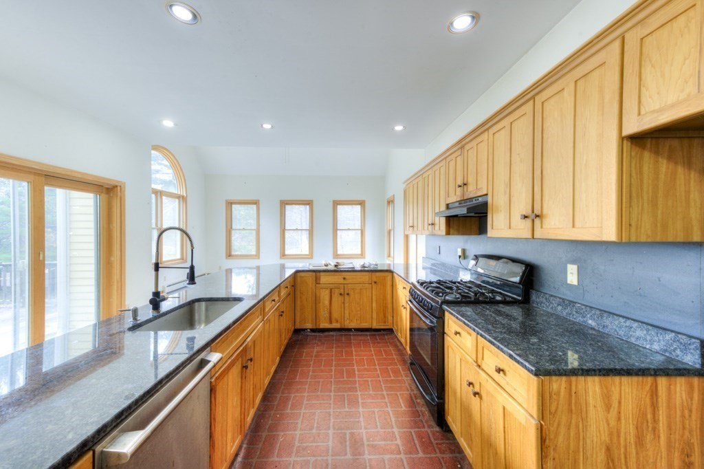 59 Beechmont Street Worcester, MA 01609 - Photo 19 of 42