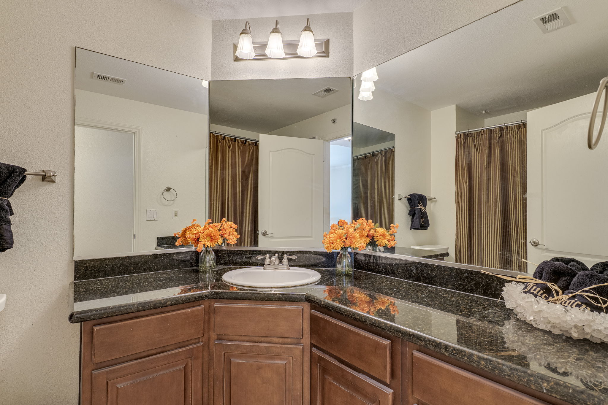 6000 Shepherd Mountain Cove, Unit 807 Austin, TX 78730 - Photo 15 of 38 Full bathroom with vanity