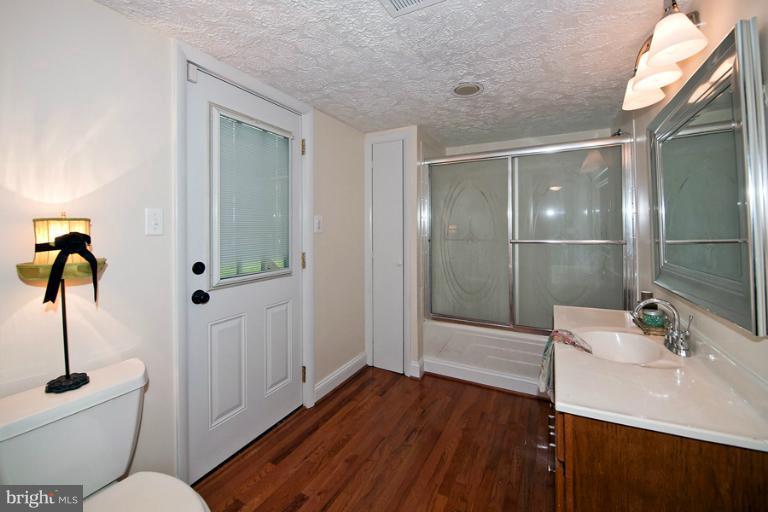 15501 Compton Road Centreville, VA 20121 - Photo 16 of 23 Bath