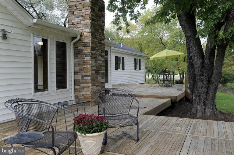 15501 Compton Road Centreville, VA 20121 - Photo 18 of 23 Exterior (Rear)
